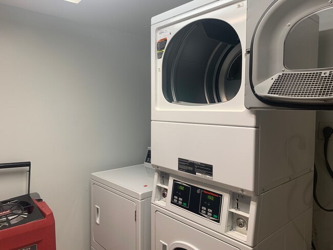 Building Photo - DC Studio in "Old City"  - Furnished!! Murphy bed & small sofa.