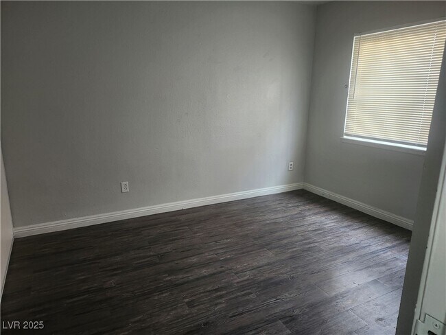 Building Photo - 3437 E Cheyenne Ave