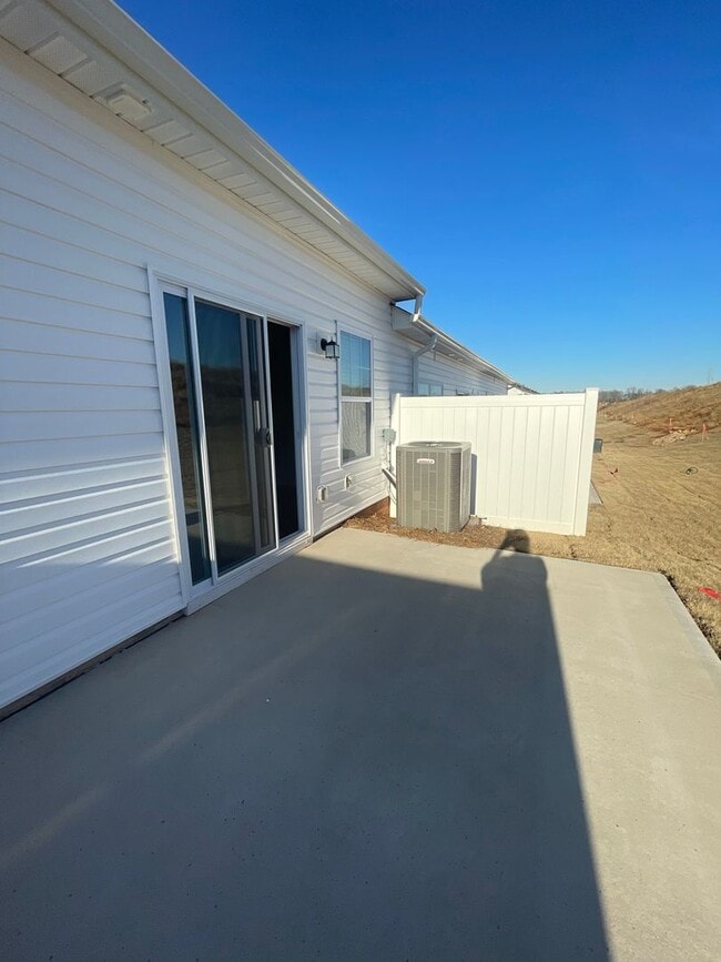 Building Photo - 4 Bedroom 3 Bath Townhome in the Stoneledge Community