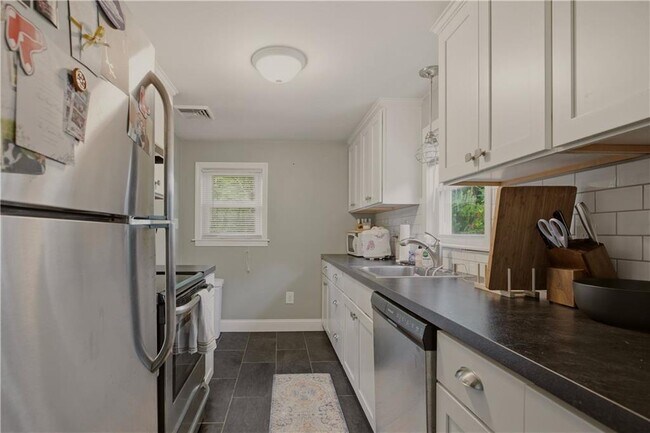 Building Photo - 117 Camp Ave