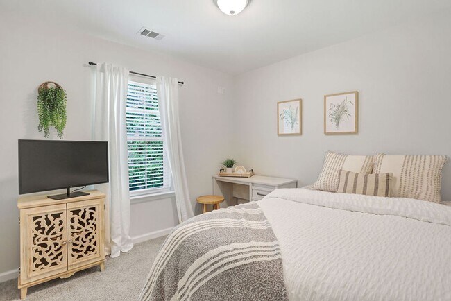 Building Photo - 3 bedroom 2.5 bath with bonus room in Lega...