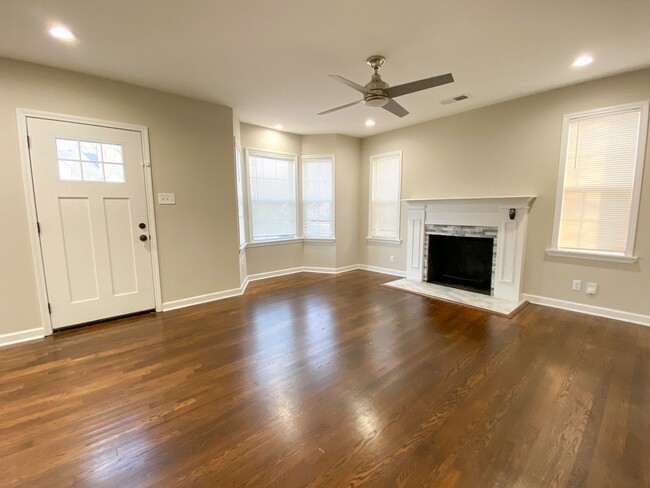 Building Photo - Recently renovated, 2 Bed, 1 Bath with Bon...