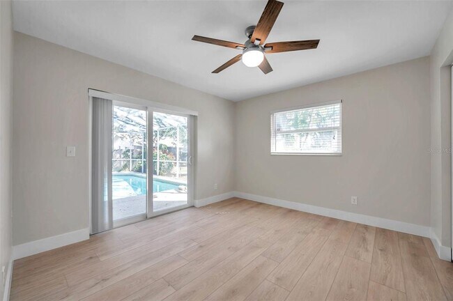 Building Photo - 8789 Maplewood Rd