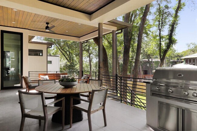 Building Photo - 3204 Westhill Dr