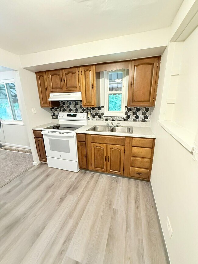 Building Photo - Freshly Painted 3BD/1.5BA Single Family Ho...