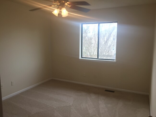 Building Photo - Huge Townhome Minutes From Town Center ¨AS...