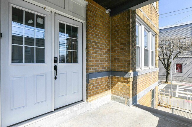 Building Photo - 540 61st St