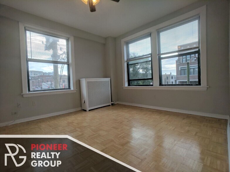 Building Photo - 739 W Belmont Ave