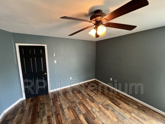 Building Photo - 8725 Fairoaks St