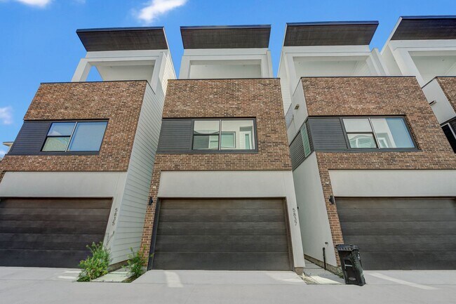 Building Photo - 3 Bedroom Home in the Galleria