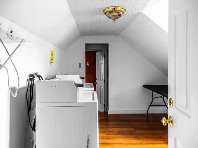 Building Photo - Center St