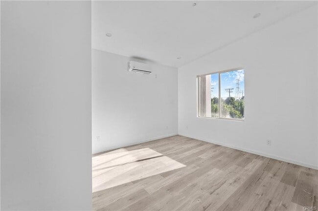 Building Photo - Modern living in this brand new 3 bedroom 3 bathroom home