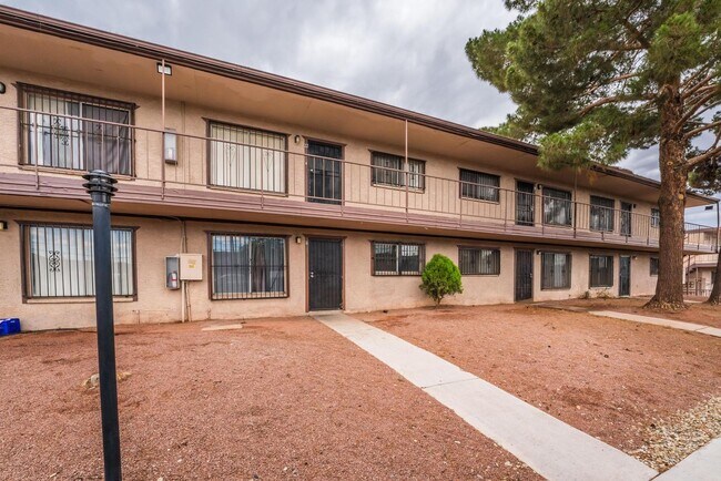Building Photo - 1 Bedroom Downstairs  Condo Unit Near the ...