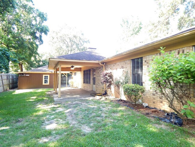 Building Photo - Gorgeous 3 Bedroom Home w/Workshop in Tyler!