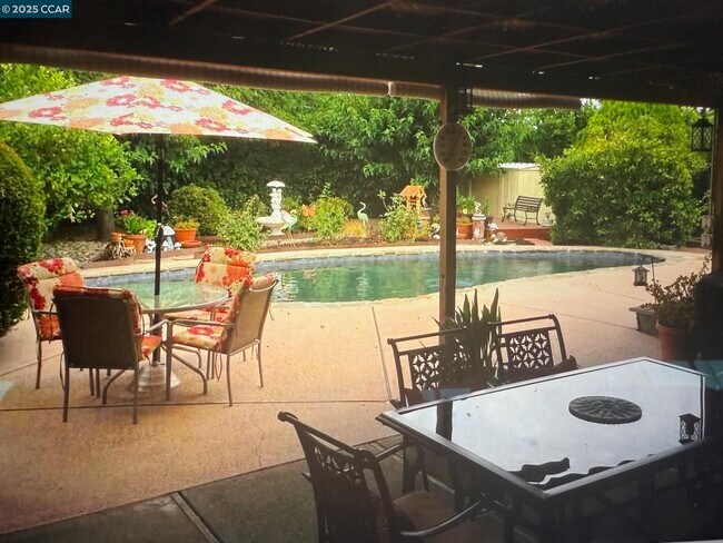 Building Photo - 1241 Brookview Dr