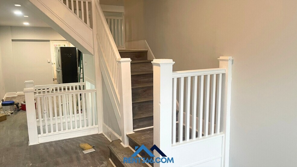 Building Photo - 405 E Norwegian St