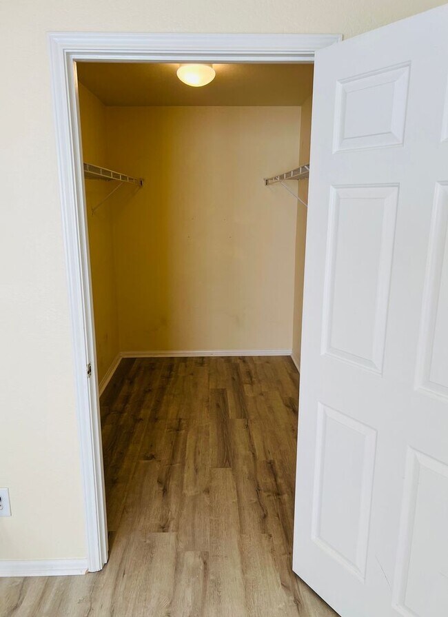 Building Photo - Spacious 2nd Floor 2B/2B Unfurnished Condo near Beach in the Heart of Destin!