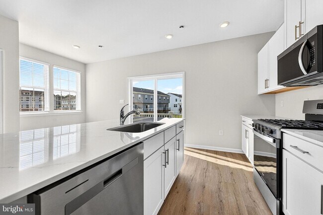 Building Photo - 120 Essex Dr