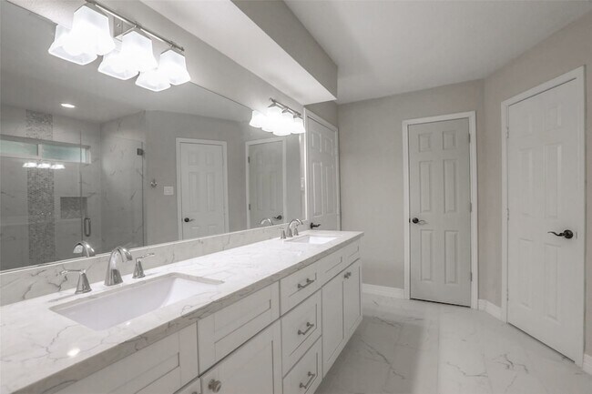 Building Photo - 730 Bison Dr