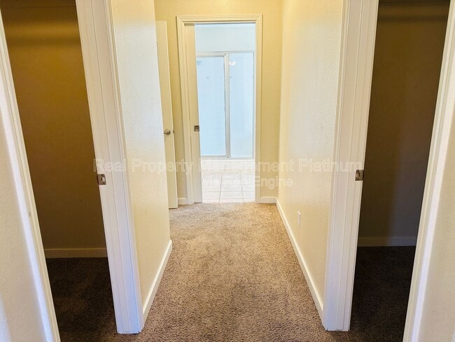 Building Photo - 2012 Riverview Dr