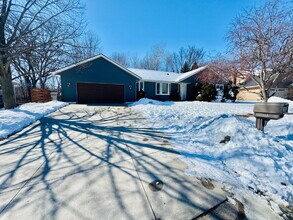 Building Photo - Charming Chaska Retreat: Spacious Single Family Homer 3-Bedroom 2.5 Bathroom Home with Finished B...