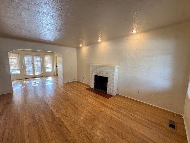 Building Photo - Stunning Nob Hill Bungalow!