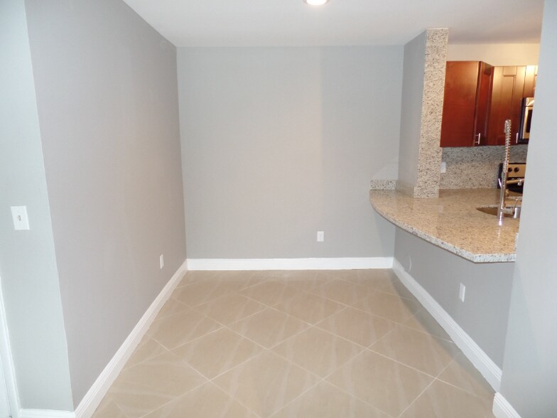 Building Photo - 1255 SW 46th Ave