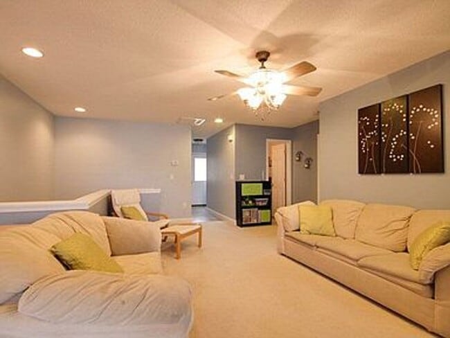 Building Photo - Spacious home with 5 bedrooms and 3 full b...