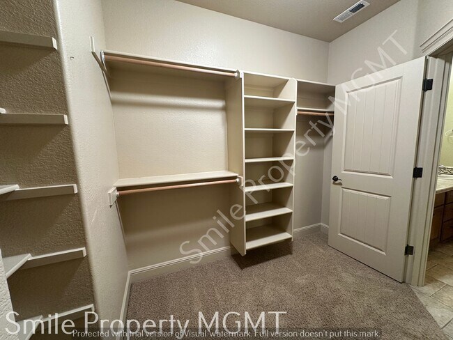 Building Photo - single house