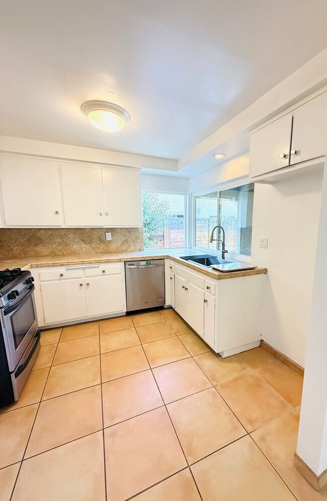 Building Photo - charming single-story 3-bedroom, 2-bathroo...