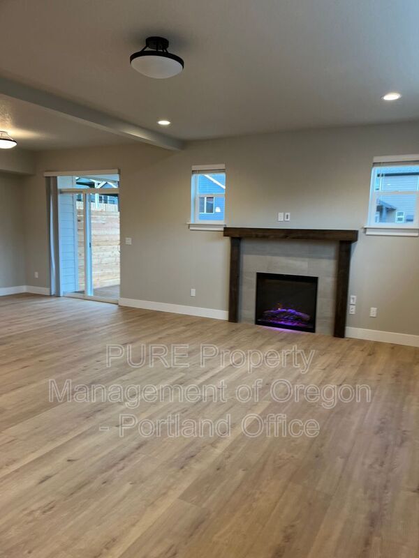 Building Photo - 1730 NE Gilbert Ln