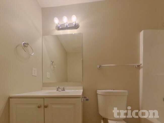 Building Photo - 210 Legend Dr