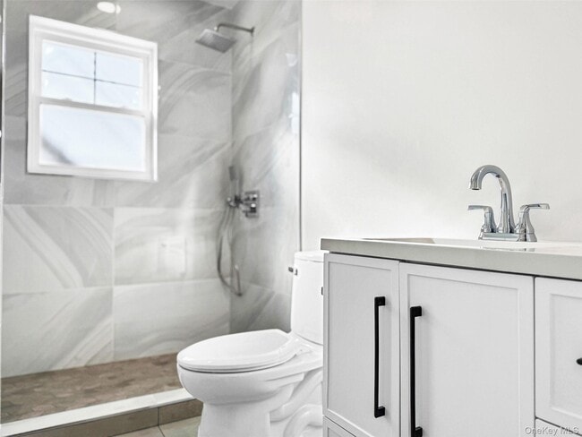 Building Photo - 5 Madison St