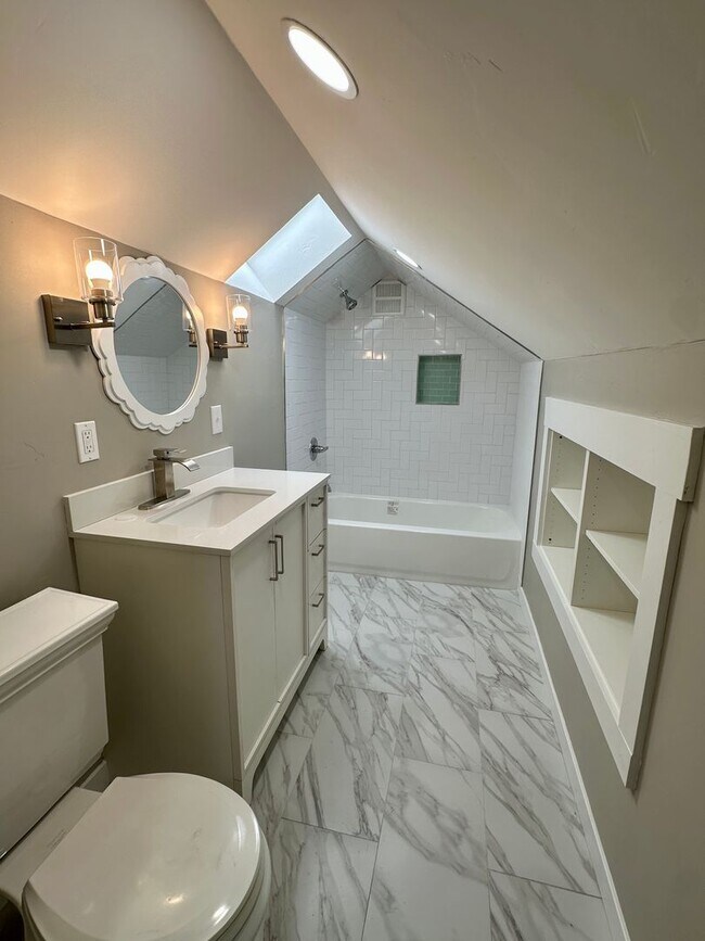 Building Photo - Beautiful 3 bedroom 3 bath Two Story House