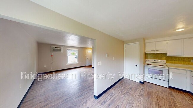 Building Photo - 144 Forest St