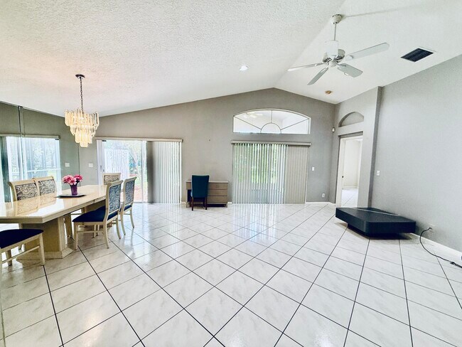 Building Photo - 10921 Royal Caribbean Cir