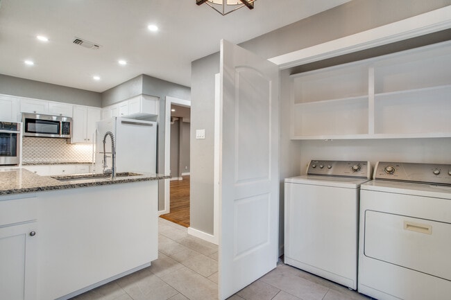 Building Photo - 9810 Crest Meadow Dr