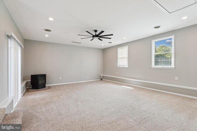 Building Photo - 404 Fairlea Dr