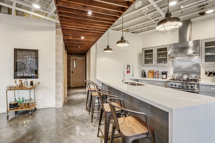 Building Photo - 527 St Joseph St