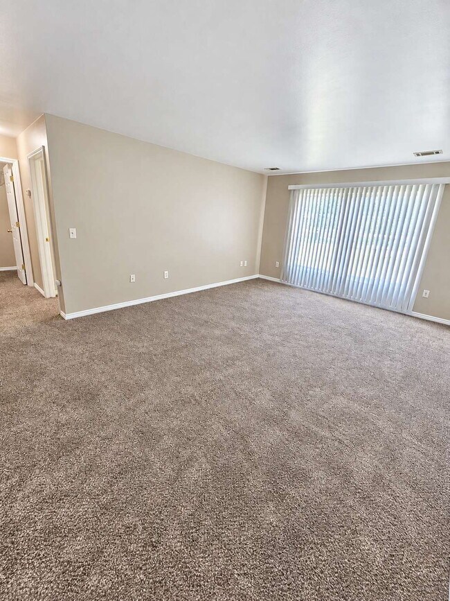 Building Photo - 1st Floor Condo w/ Large Living Room "New Carpet" "Freshly Painted" w/ Eat In Kitchen and All App...