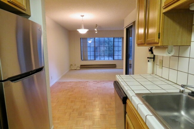 Building Photo - Condo with 2 baths, Parking and Private Pa...