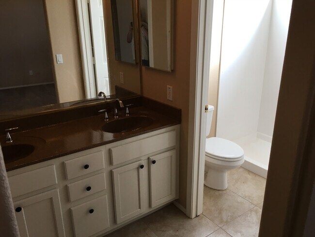 Building Photo - **GORGEOUS 3br/2ba/2garage HOUSE (GREENFIE...