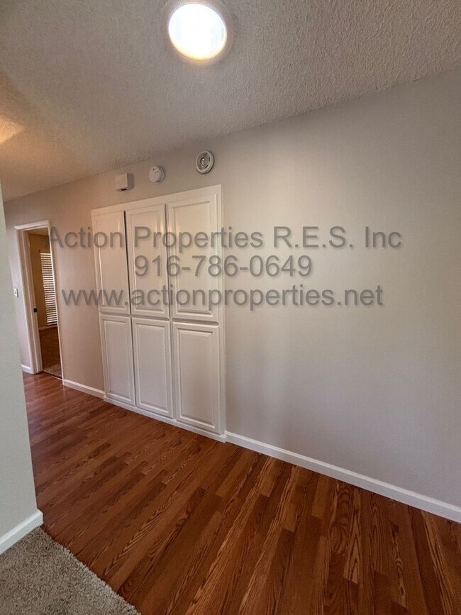 Building Photo - 5110 Village Oaks Dr