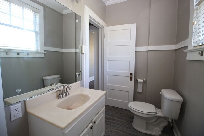 Building Photo - Pre-leasing for 2026-2027 Charming 3 Bed /...