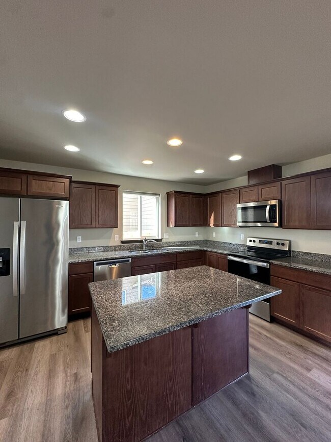 Building Photo - Amazing 3 Bedroom 2.5 Bath Duplex!