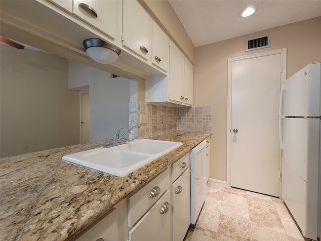 Building Photo - 700 Thicket Ln