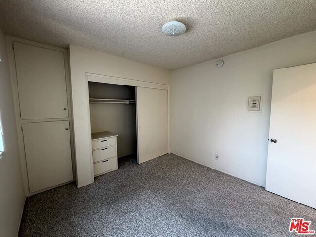 Building Photo - 307 N Curtis Ave