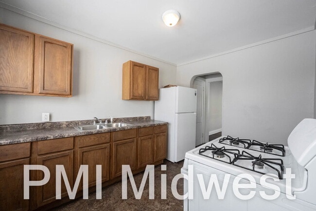 Building Photo - "Charming 3-Bed Duplex on Guilford Ave - A Cozy 1100 Sq Ft Retreat in Indianapolis!"