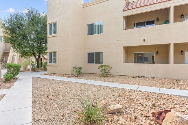 Building Photo - Spacious Ground-Level 2-Bedroom Condo Near...