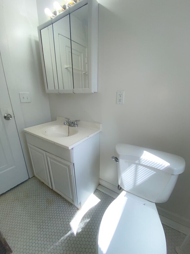 Building Photo - 3 bdm 1/5 bath  *** Section 8 Approved***